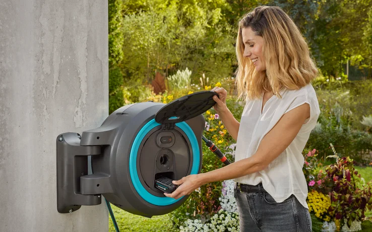 Gardena Akumuliatorinė prie sienos tvirtinama žarnos ritė PowerRoll XL, rinkinys, 35 m žarnos, turkio spalvos aprašymas - Prekės nuotrauka