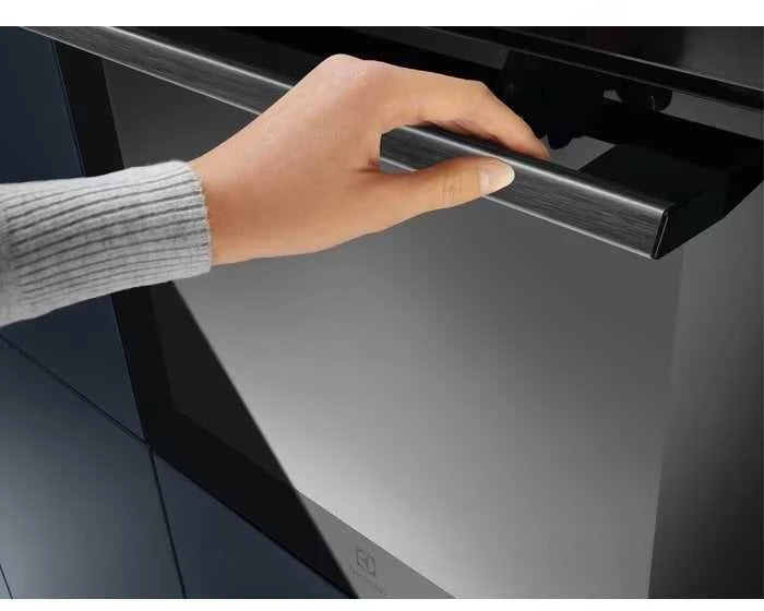 70l.talpos įmontuojama garinė juodos spalvos orkaitė Electrolux EOB8S39WZ