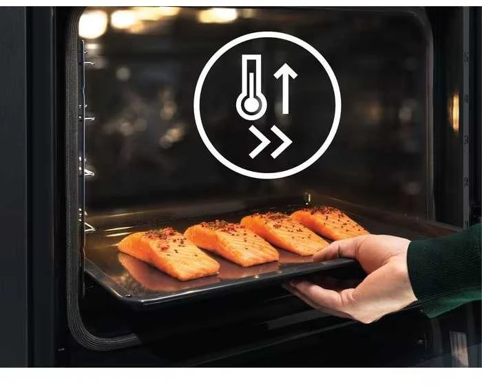 70l.talpos įmontuojama garinė juodos spalvos orkaitė Electrolux EOB8S39WZ