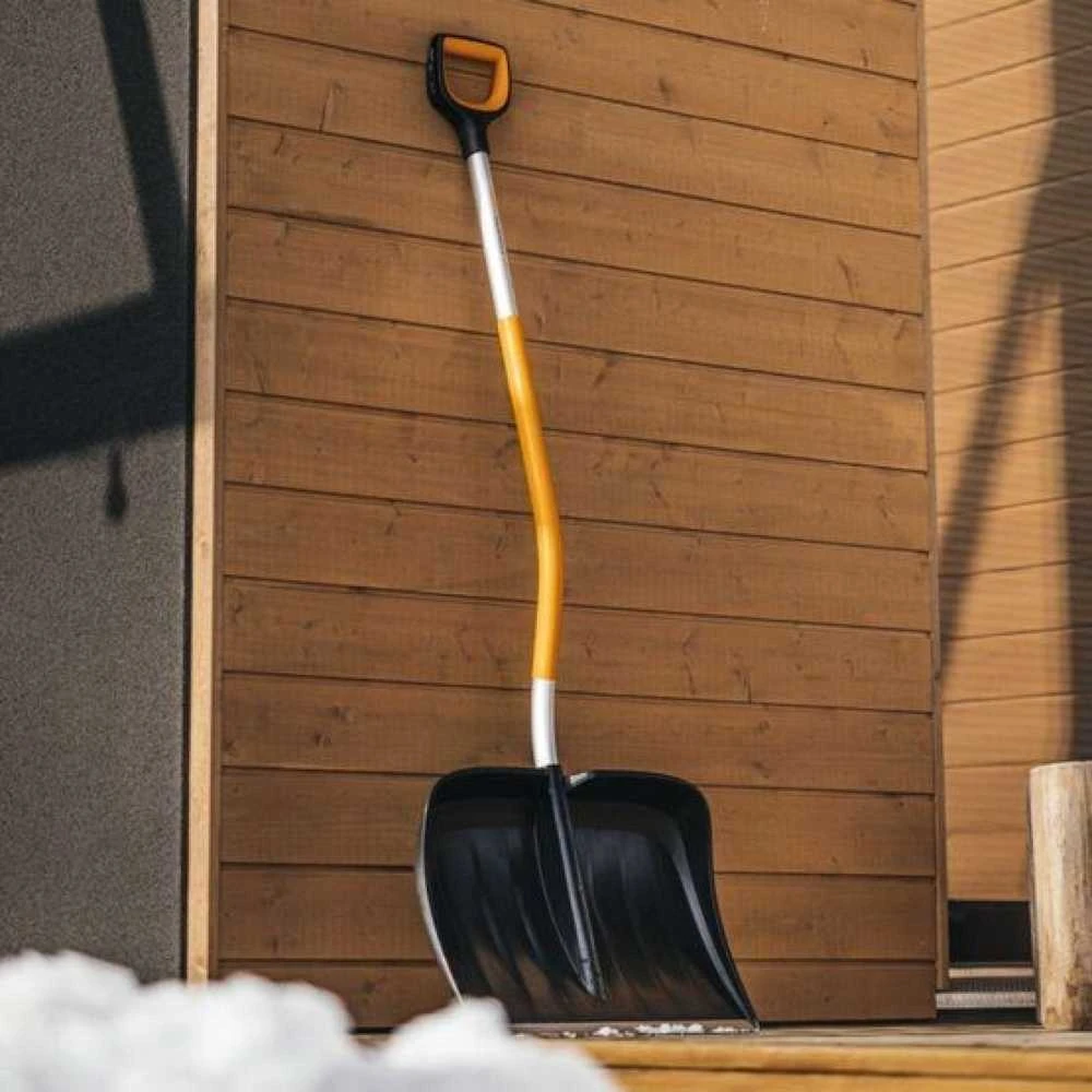 Fiskars X-series™ lenktas sniego stūmiklis