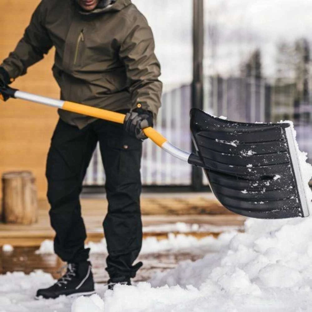 Fiskars X-series™ lenktas sniego stūmiklis