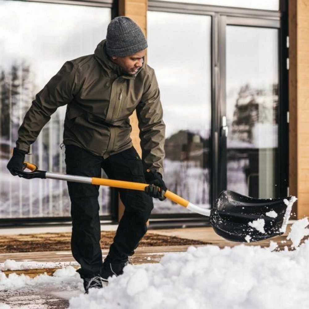 Fiskars X-series™ lenktas sniego stūmiklis
