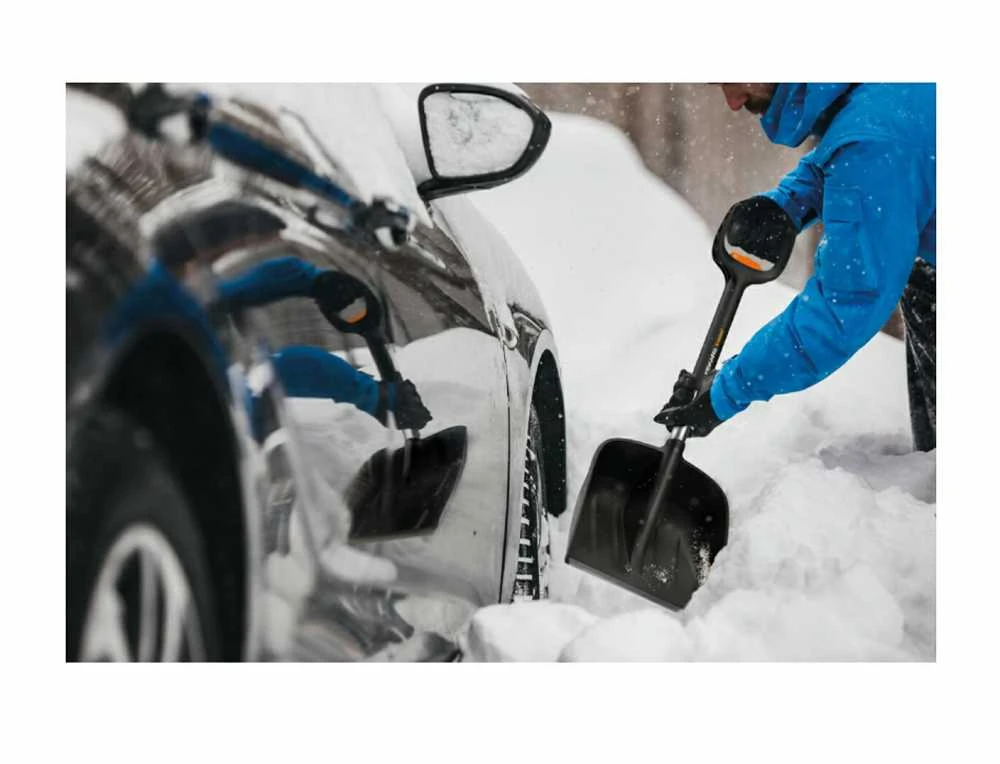 Fiskars X-series teleskopinis kastuvas automobiliui