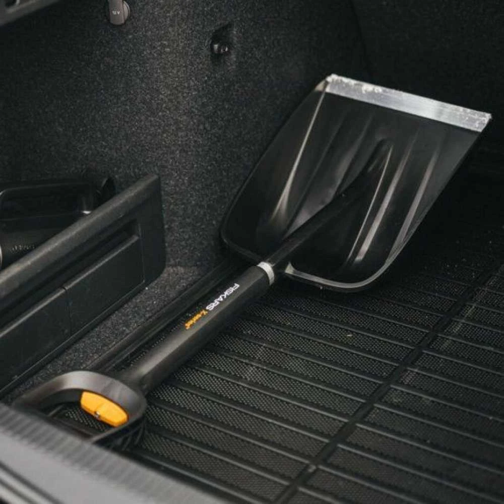 Fiskars X-series teleskopinis kastuvas automobiliui