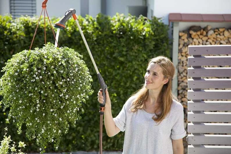 Gardena Ilgakotis purkštuvas kabantiems gėlių krepšeliams laistyti „GARDENA Comfort“