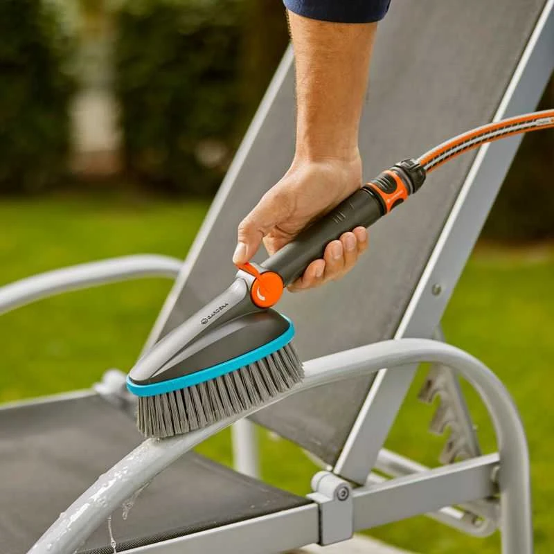 Gardena "Cleansystem" rankinis šepetys "Soft" M, su vandens jungtimis, skirtas mažesniems paviršiams