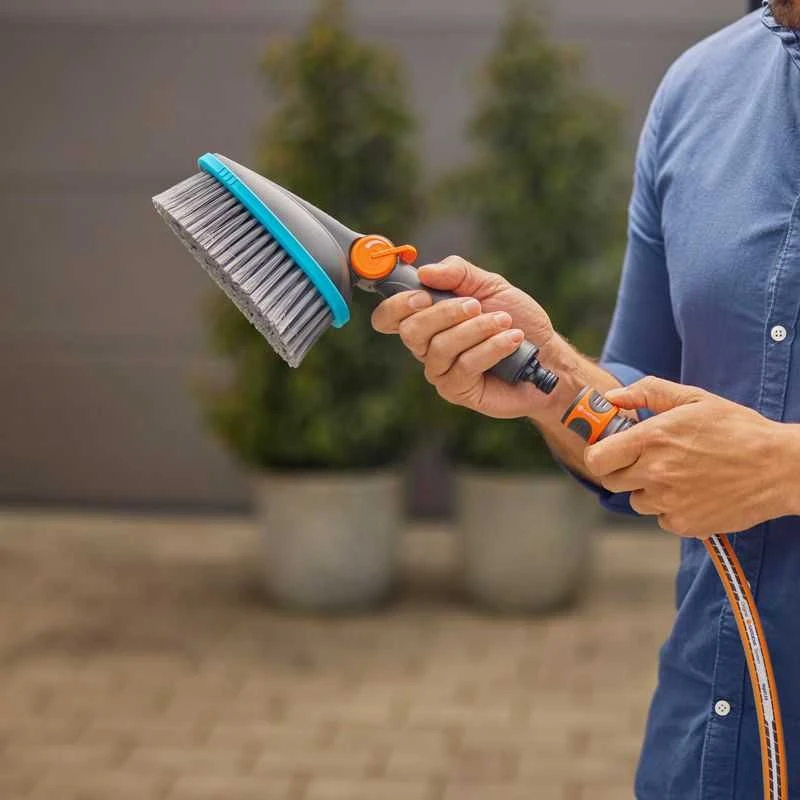 Gardena "Cleansystem" rankinis šepetys "Soft" M, su vandens jungtimis, skirtas mažesniems paviršiams