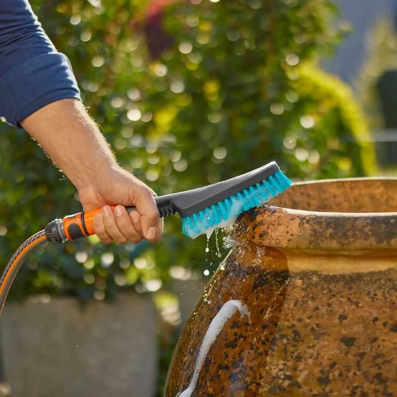 Gardena "Cleansystem" rankinis šepetys "Hard" S, su vandens jungtimi, skirtas mažesniems paviršiams