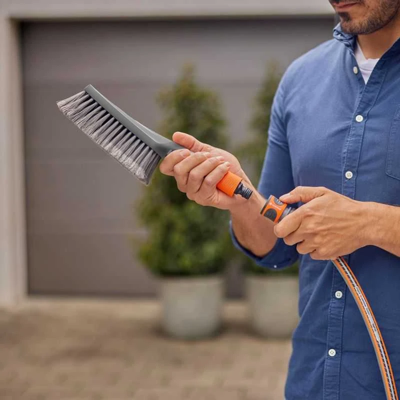 Gardena "Cleansystem" rankinis šepetys "Soft" S, su vandens jungtimi, mažesniems paviršiams
