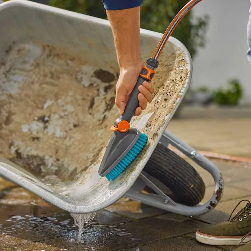 Gardena "Cleansystem" rankinis hard šepetys "Hard" M, su vandens jungtimi, skirtas mažesniems paviršiams