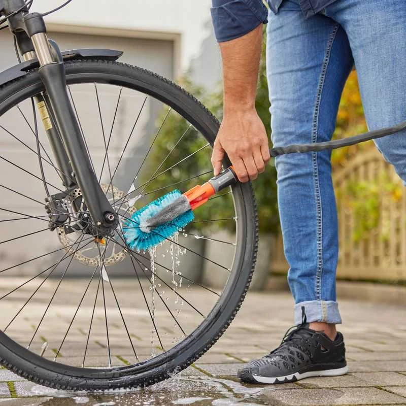 Gardena "Cleansystem" rankinis hard šepetys "Hard" M, su vandens jungtimi, skirtas mažesniems paviršiams