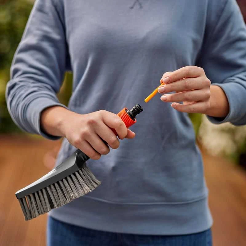 Gardena "Cleansystem" rankinis šepetys "Soft" M, su vandens jungtimis, skirtas mažesniems paviršiams