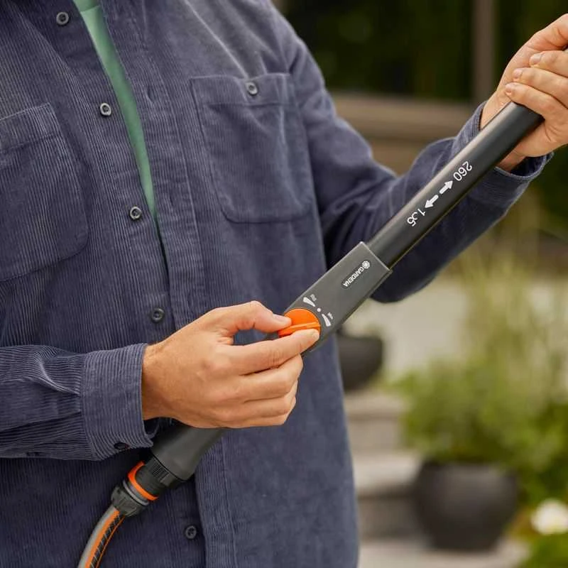 Gardena "Cleansystem" teleskopinė rankena M - XL, prijungiama prie vandens tiekimo, skirta sunkiai pasiekiamoms vietoms