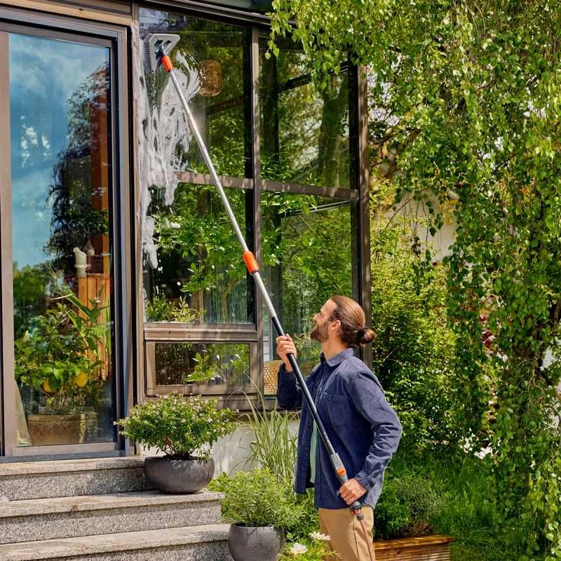 Gardena "Cleansystem" teleskopinė rankena M - XL, prijungiama prie vandens tiekimo, skirta sunkiai pasiekiamoms vietoms