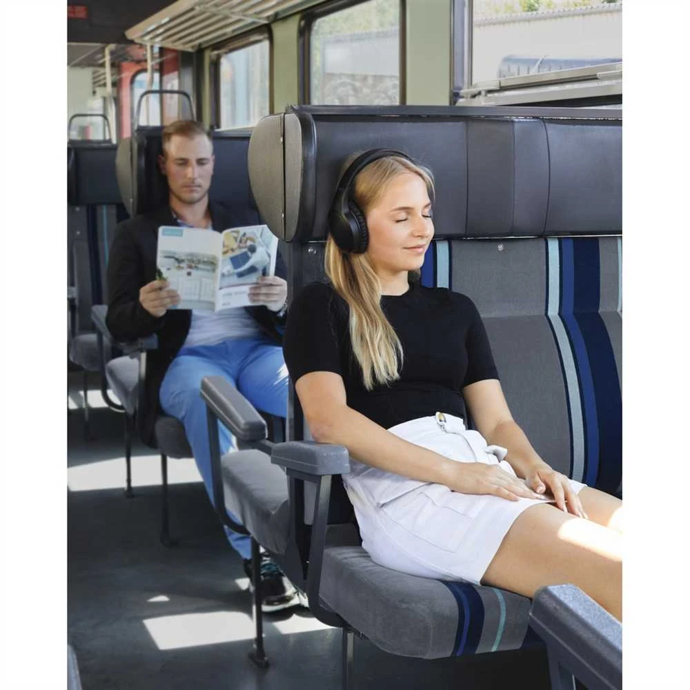 Juodos belaidės ausinės traukinyje