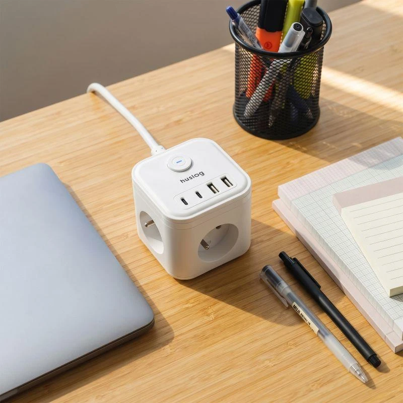 Huslog 15W Charging Station, 3 Outlets, 2 USB-C Ports, 2 USB Ports, Baltas