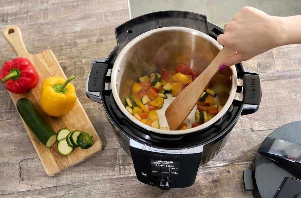 Instant Pot Pro daugybės funkcijų greitpuodis 5,7 l 1200 W su Wi-Fi valdymu, juodas PRCPC601WE