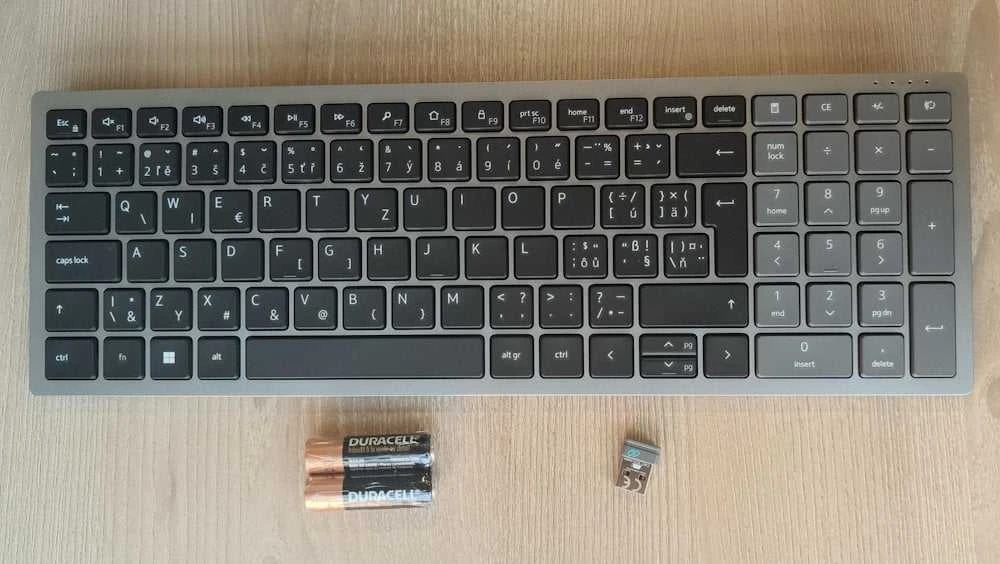 DELL kompaktiška kelių įrenginių belaidė klaviatūra – KB740 – čekų/slovakų (QWERTZ)