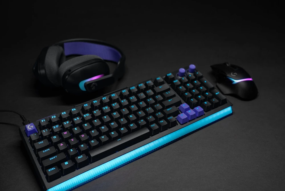 LOGITECH G512 X 98 Klaviatūra su laidu žaidimams - Juodas - US INT'L - USB - EMEA28i - 935 - TACTILE