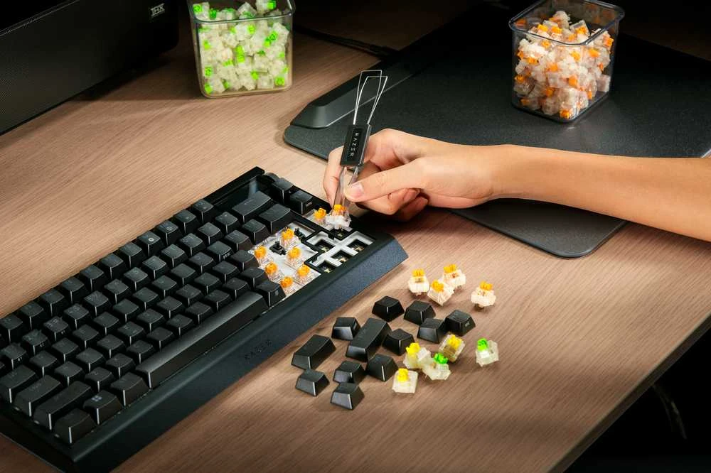 Razer | BlackWidow V4 Pro 75% | Mechaninė klaviatūra žaidimams | 4K Hz Wireless | US | Juodas | Oranžinis Tactile Switches Gen‑3 | Belaidė jungtis