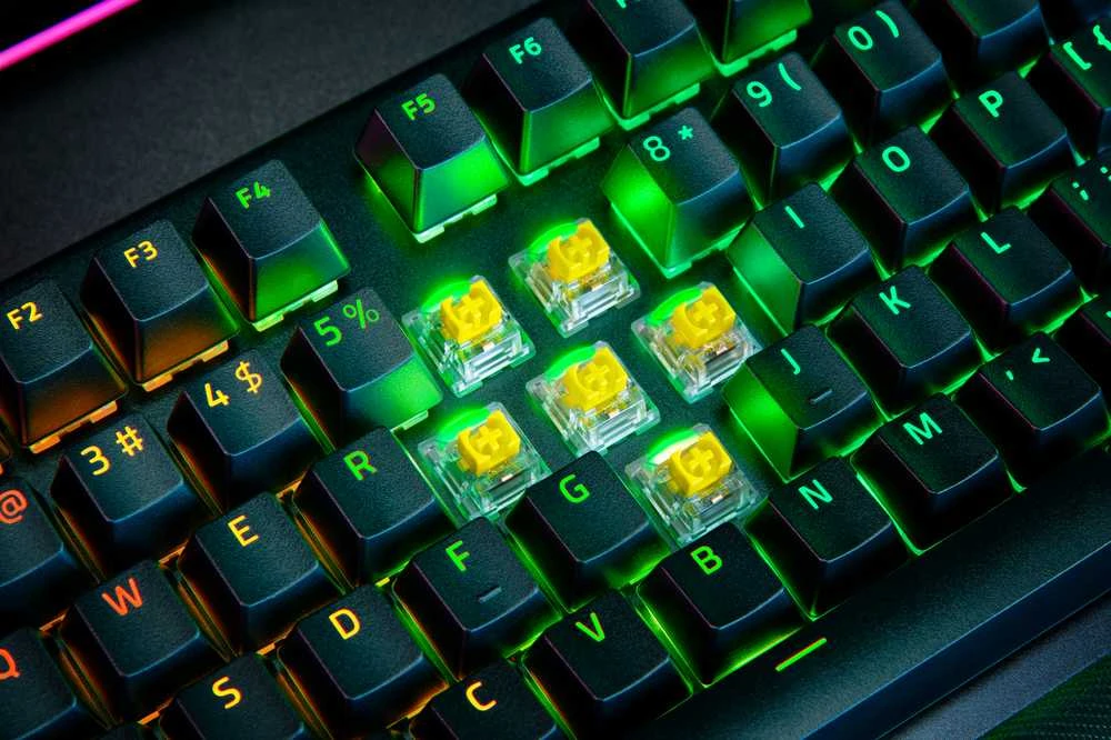 RAZER BlackWidow V4 Pro laidinė mechaninė klaviatūra (Geltona switch, US)