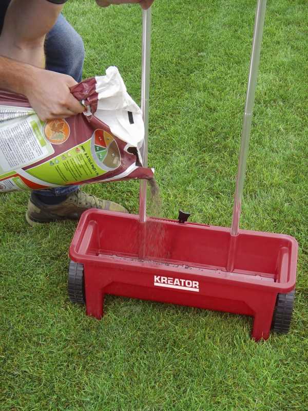 Kreator KRTGR9001 - Garden spreader 450mm 12kg