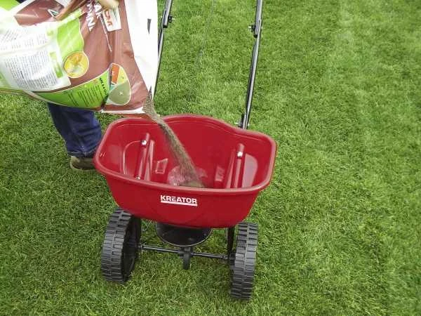Kreator KRTGR9003 - Garden spreader 450mm 15kg