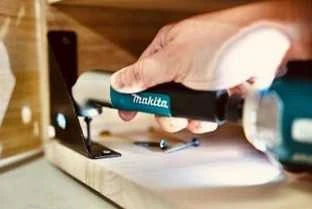 Makita Impact Juodas kampinis adapteris akumuliatoriniams suktuvams ir gręžtuvams, skirtas 1/4" sukimo antgaliams E-25030