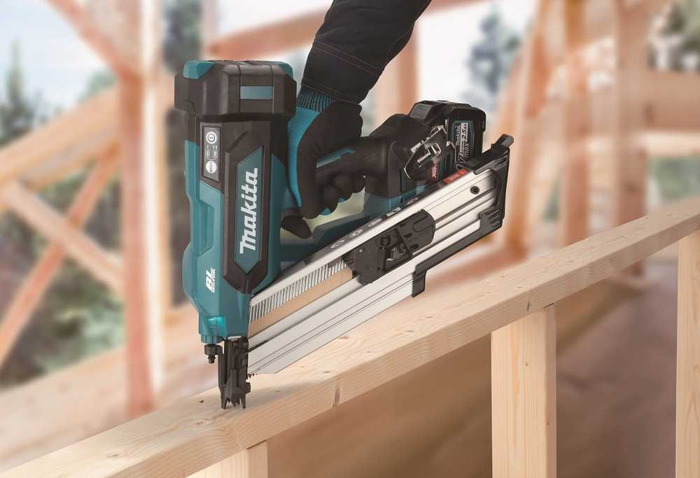 Akumuliatorinė viniakalė MAKITA 40V MAX XGT BN001GZ 34° 50-90mm