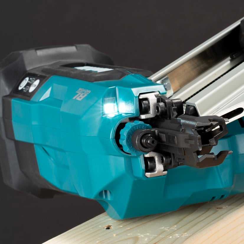 Akumuliatorinė viniakalė MAKITA 40V MAX XGT BN001GZ 34° 50-90mm