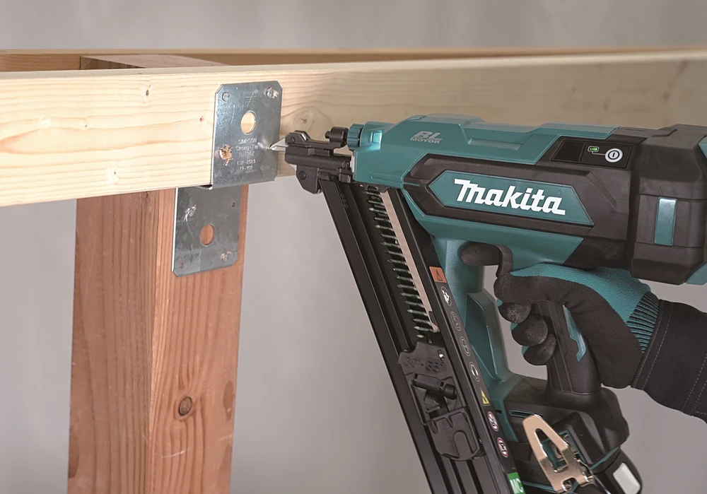 Akumuliatorinė vinių kalimo mašina apvaliagalvėms vinims 38-64mm, LXT, 18V, Makita [DBN640ZK]