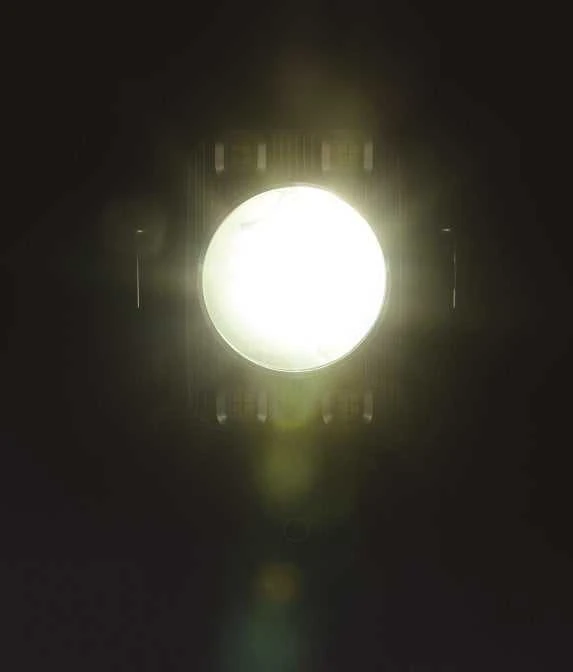 Makita Akumuliatorinis LED prožektorius DML812 14,4V / 18V LXT® • 1250 lm • komplektuojamas be akumuliatoriaus ir kroviklio.
