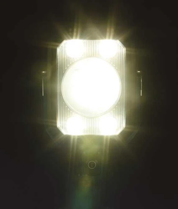 Makita Akumuliatorinis LED prožektorius DML812 14,4V / 18V LXT® • 1250 lm • komplektuojamas be akumuliatoriaus ir kroviklio.