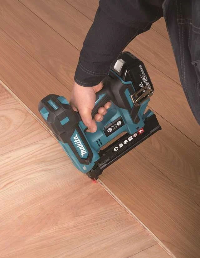 Makita akumuliatorinis segiklis darbo procese
