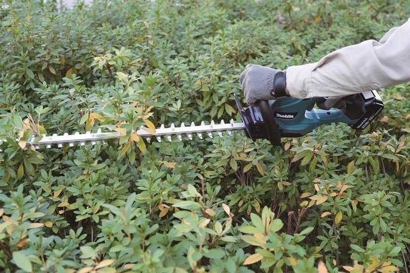 Makita DUH607RT akumuliatorinės gyvatvorių žirklės, 18 V, 1 x 5,0 Ah, DC18RC, ličio jonų, 600 mm