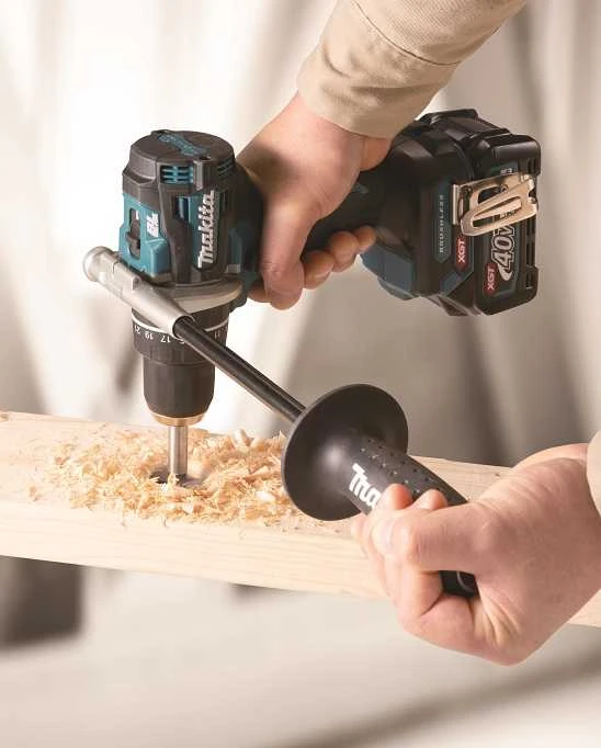 Makita HP002GA201 gręžimo procese su šonine rankena