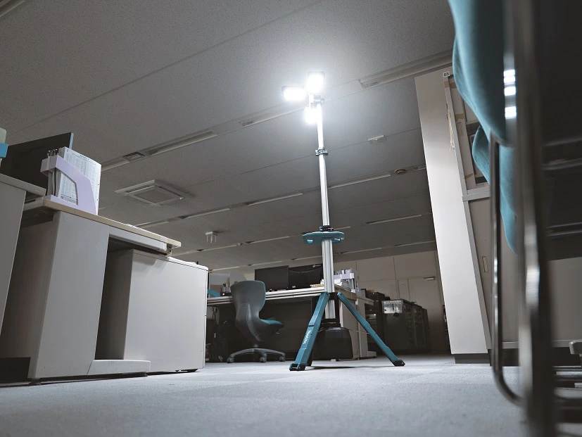 Makita Akumuliatorinis XGT® / LXT® teleskopinis darbinis žibintas ML014G 40Vmax / 18V • 15000 lm