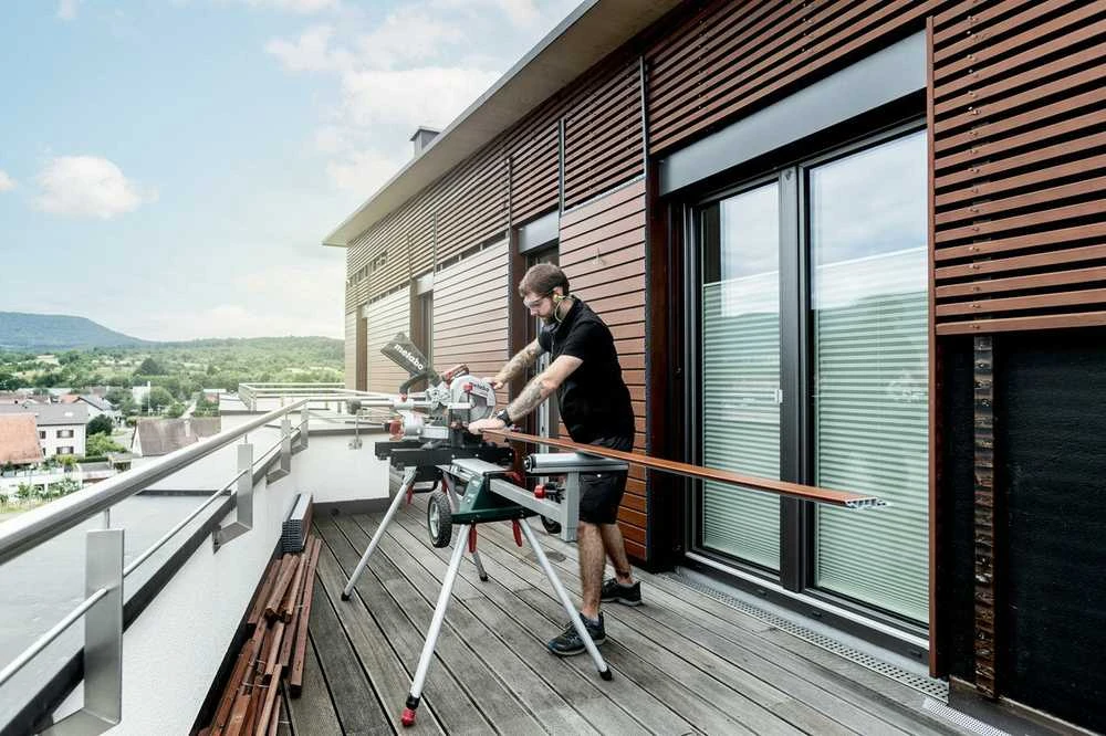 Metabo skersavimo pjūklas pjaunant medieną balkone
