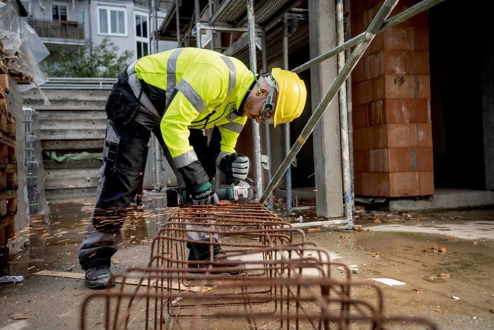 Metabo kampinis šlifuoklis dirbant su armatūra