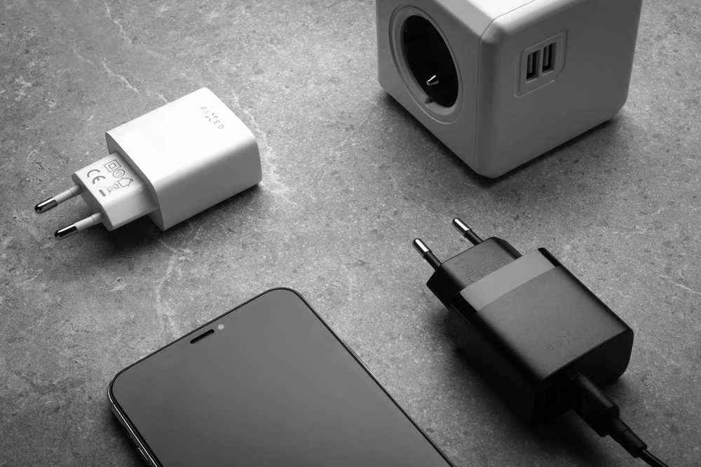 Fixed Fiksuotas | Dvigubas USB kelioninis įkroviklis 17W | FIXC17N-2U-BK