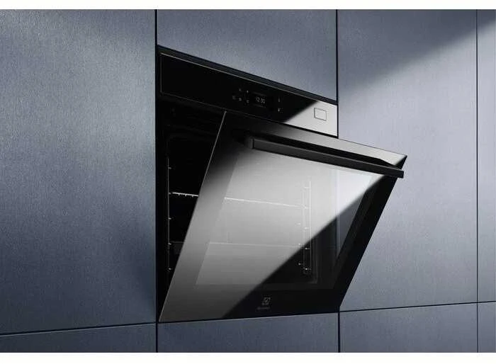 Juodos spalvos garinė orkaitė Electrolux EOB8S39H