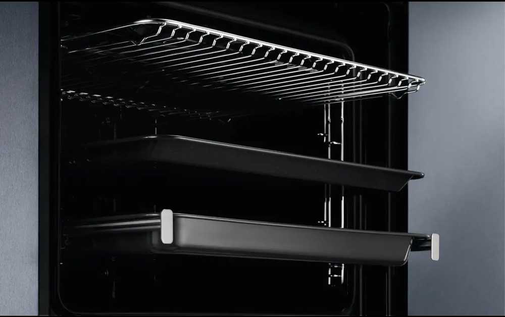 70 litrų talpos įmontuojama garinė orkaitė Electrolux EOB8S39WX