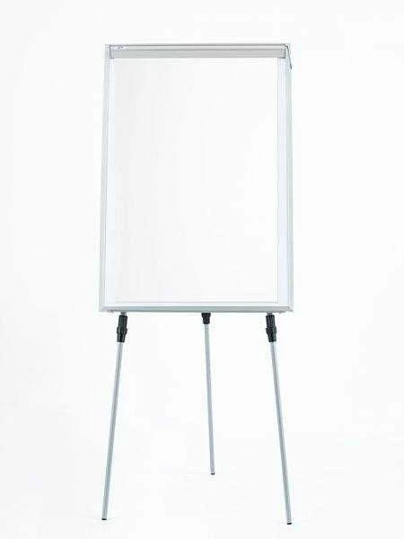 Flipchart stovas su baltu popieriaus lapu
