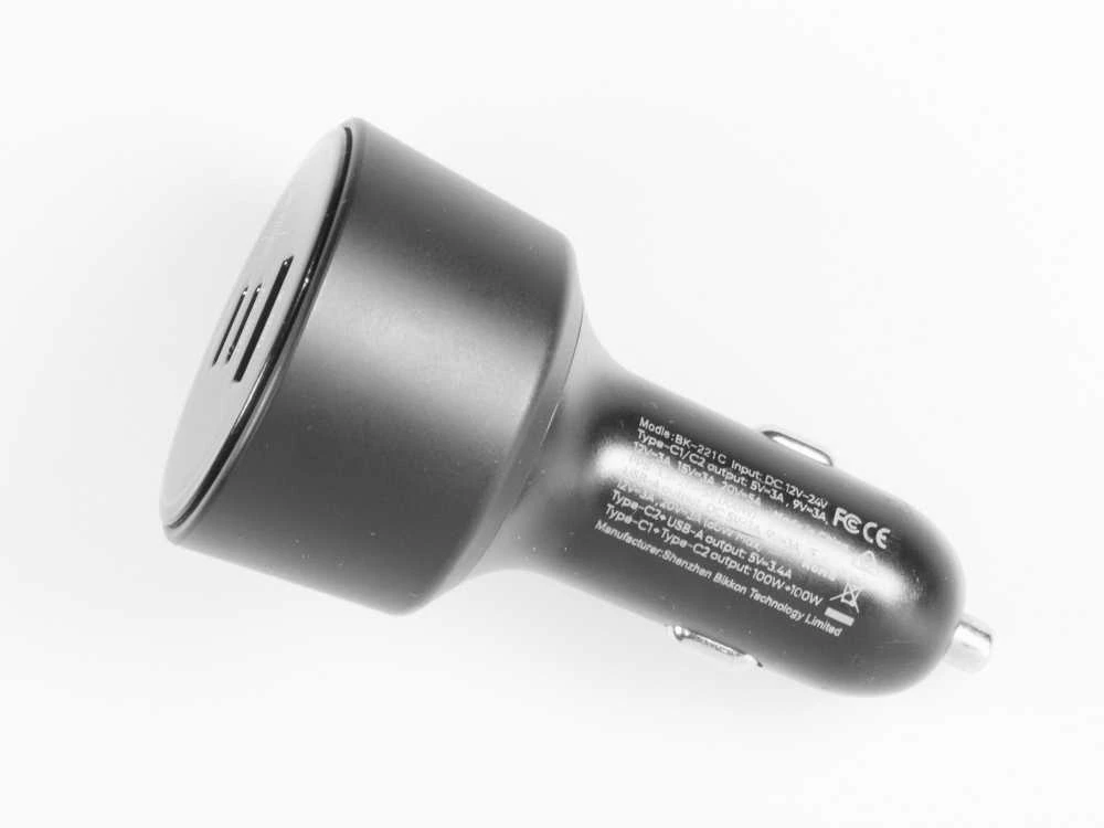 Juodas USB-C automobilinis įkroviklis su specifikacijomis