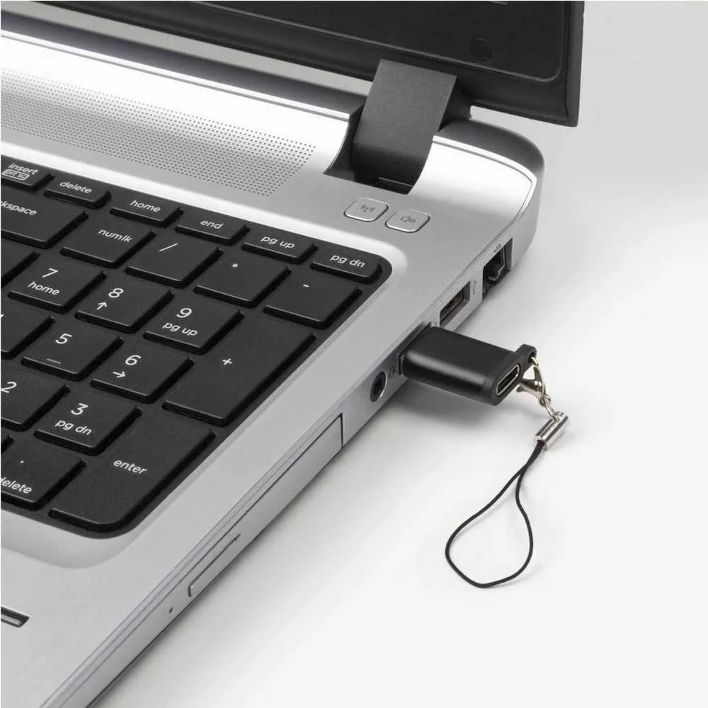 Juodas USB-C adapteris nešiojamajame kompiuteryje