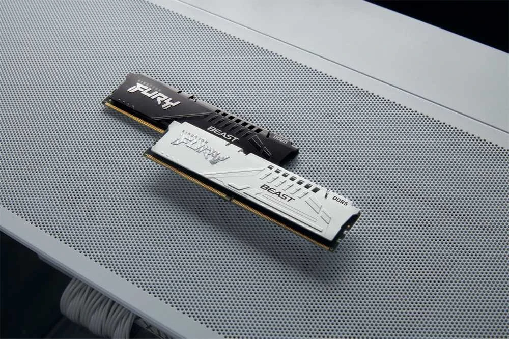 Kingston FURY Beast DDR5 atminties moduliai, juoda ir sidabrinė spalva