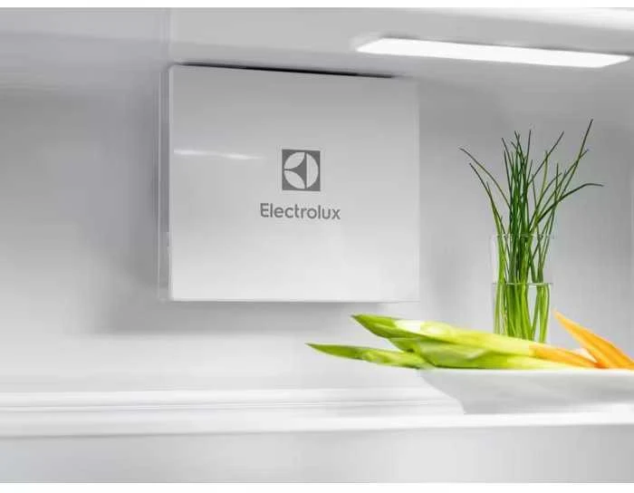 Įmontuojamas 70 cm pločio šaldytuvas su šaldikliu apačioje Electrolux ENG7TE75S