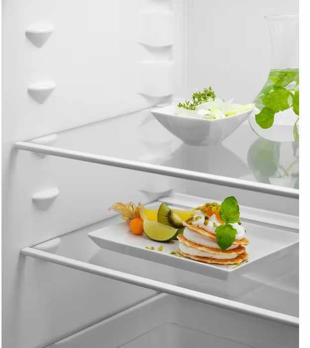 Įmontuojamas 70 cm pločio šaldytuvas su šaldikliu apačioje Electrolux ENG7TE75S