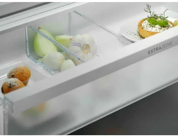 Įmontuojamas 70 cm pločio šaldytuvas su šaldikliu apačioje Electrolux ENG7TE75S