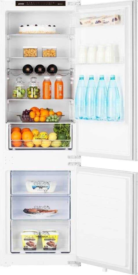 Šaldytuvas Gorenje Integrerat kyl /frysskåp med NoFrost DualAdvance för frostfri förvaring och separat luftcirkulation i kyl och frysdelen. CrispZone hjälper till att hålla frukt och grönsaker färska längre, medan SuperCool säkerställer snabb nedkylning efter inköp.